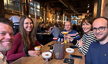 Een afbeelding teamuitje met borrel
