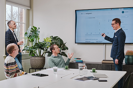 Foto van groep mensen druk in overleg, ter illustratie van ruimte om te groeien bij Ambrero Software