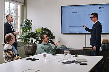Foto van groep mensen druk in overleg, ter illustratie van ruimte om te groeien bij Ambrero Software
