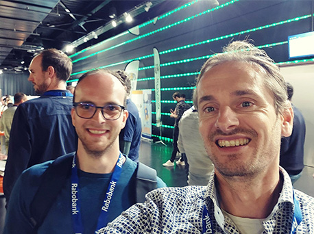 Een afbeelding van de Frontmania conferentie met Ambrero teamleden erop