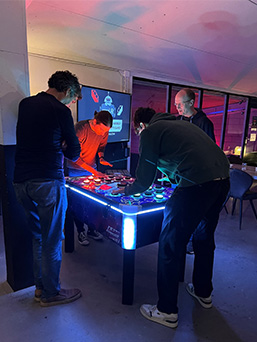 Een afbeelding van een uitje waarbij Ambrero leden aan het VR laser gamen zijn